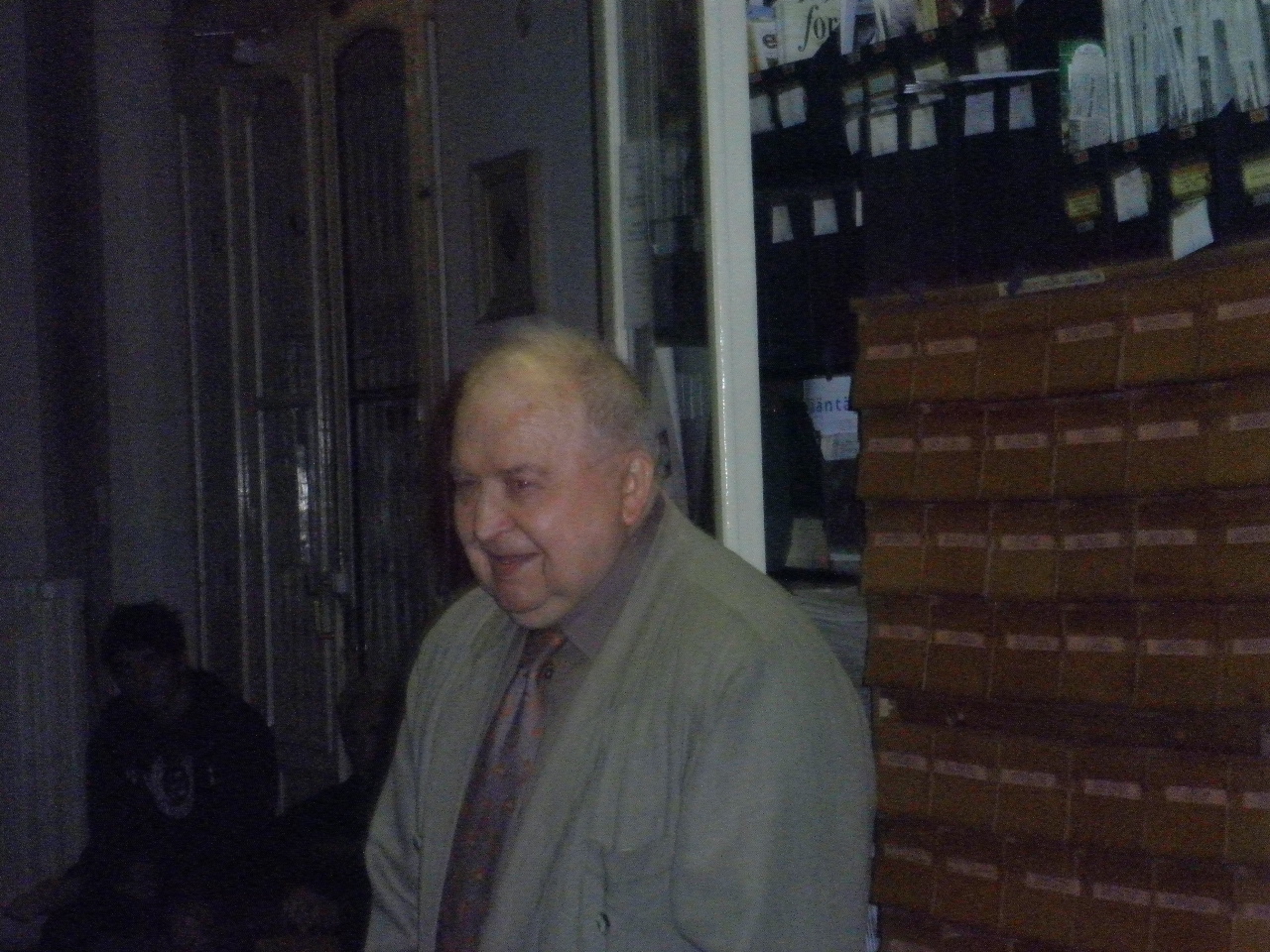 Mann Lajos k�lt�, m�ford�t� falolvassa vers�t